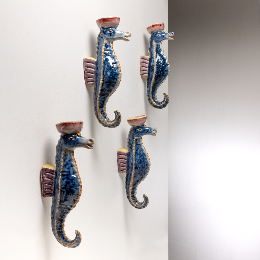 MUSA: Quattro lampade a parete. Ceramica policroma. Italia anni '60. Sul retro: Ceramica Musa Roma.Musa, Roma Italy 801. cm 37x8x15 FOUR WALL LAMPS BY MUSA ROMA Condizioni molto buone. Righe, segni di