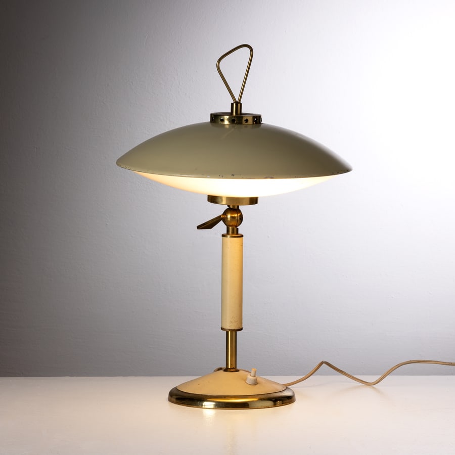 STILNOVO: Lampada da tavolo. ottone metallo vernicisto, vetro satinato. Decalcomania del produttore, I alia anni '50. cm 43x30x30 A TABLE LAMP BY STILNOVO Condizioni molto buone. Righe, segni di usura. lieve os