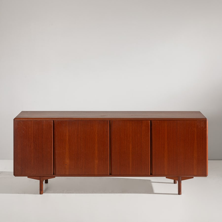 MANIFATTURA ITALIANA: Credenza. Legno di teak. Italia anni '60. cm 85x210x47 AN ITALIAN SIDEBOARD Buone condizioni generali. Piccole righe, leggeri graffi, normali segni di usura. Sul piano permangono piccole righe,