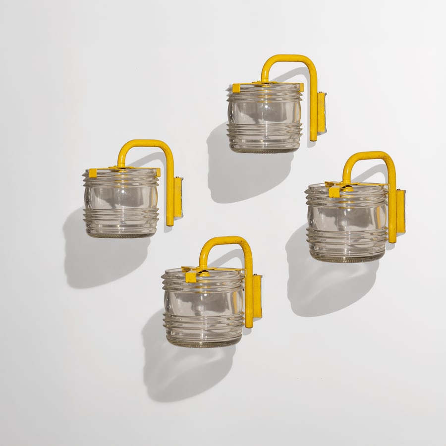 TITO AGNOLI (ATTRIB. A): Quattro lampade da parete. Metallo verniciato, vetro pressato. Produzione Oluce anni '60. cm 26x22x32 FOUR WALL LIGHTS ATTRIBUTED TO T. AGNOLI Buone condizioni generali. Piccole righe, leggeri