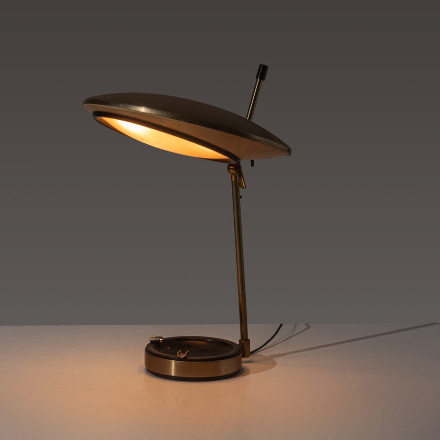 OSCAR TORLASCO: Lampada da tavolo. Alluminio satinato, metallo verniciato, vetro curvato. ProduzioneLumi Milano anni '60. cm 52x38x38 A TABLE LMAP BY O. TORLASCO Buone condizioni generali. Piccole righe, leggeri