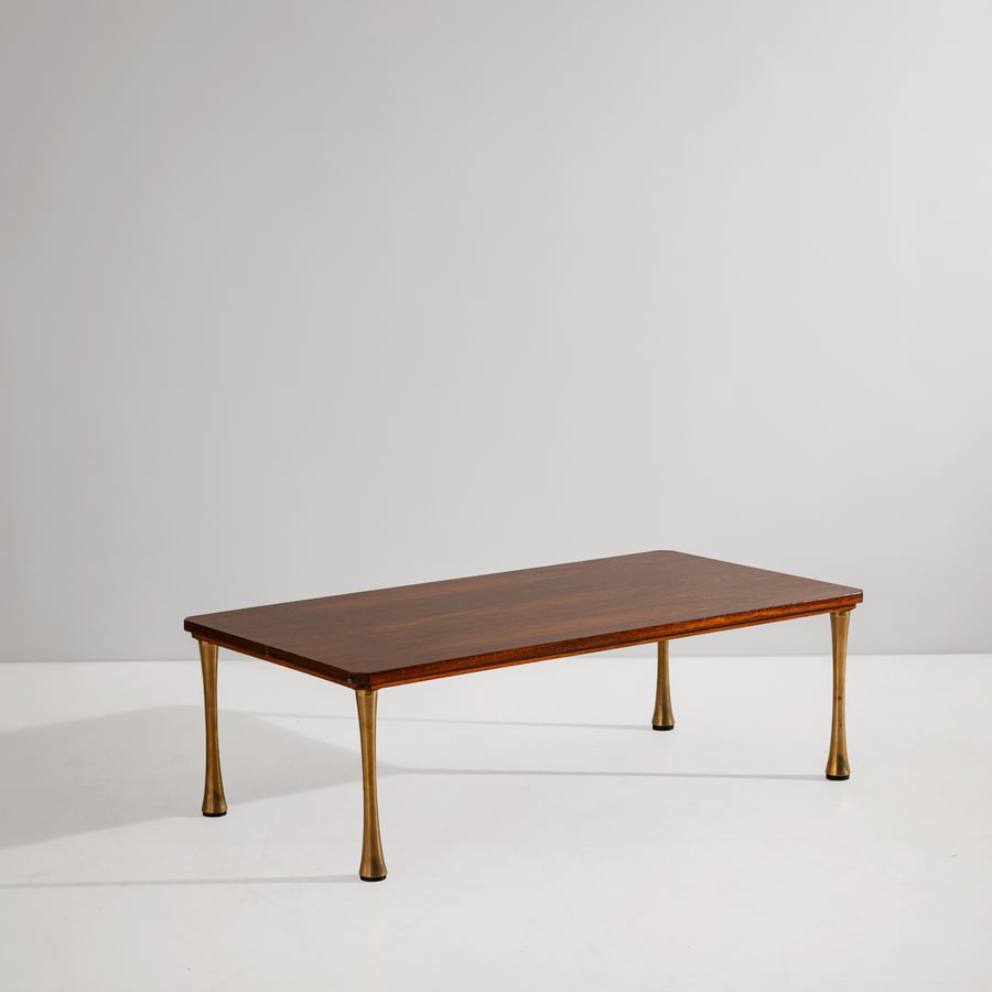 ANGELO MANGIAROTTI (ATTRIB. A): Tavolino. Legno esotico, ottone. Produzione Sorgente dei mobili, anni '60. Etichetta della manifattura. cm 38x120x60 A LOW TABLE ATTRIBUTED TO A. MANGIAROTTI Buone condizioni generali. Piccole righe, 