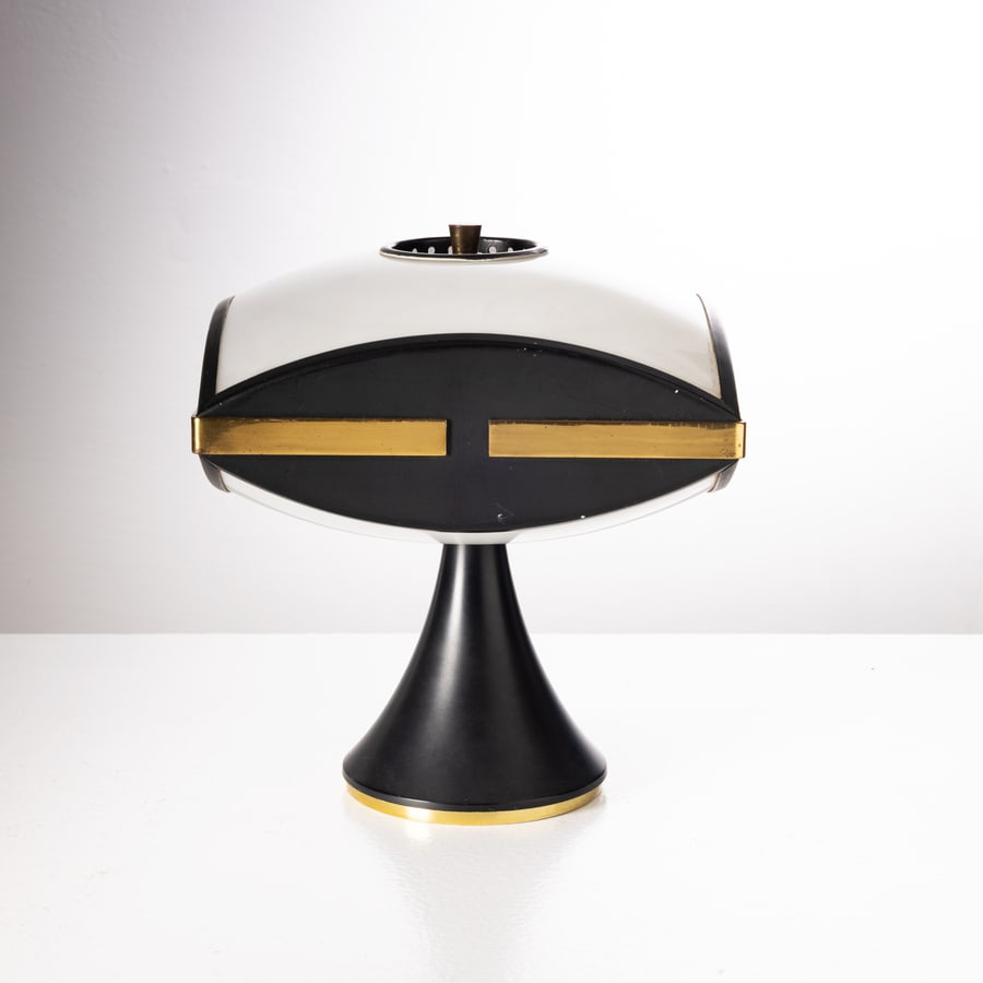STILNOVO: Lampada da tavolo. Alluminio verniciato, ottone, plexiglass opalino. Italia anni '60. cm 26x22x22 A TABLE LAMP BY STILNOVO Buone condizioni generali. Piccole righe, leggeri graffi, normali segni di us