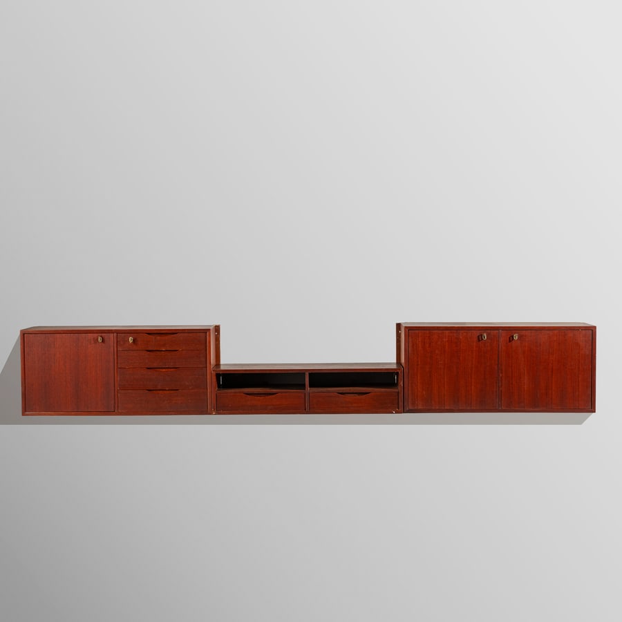 MANIFATTURA NORDICA: Sideboard pensile. Legno di teak, ottone, formica. Scandinavia anni '60. cm 264x40x32 A NORDIC HANGING SIDEBOARD Discrete condizioni generali. Righe, graffi, normali segni dovuti all'uso quotidiano.
