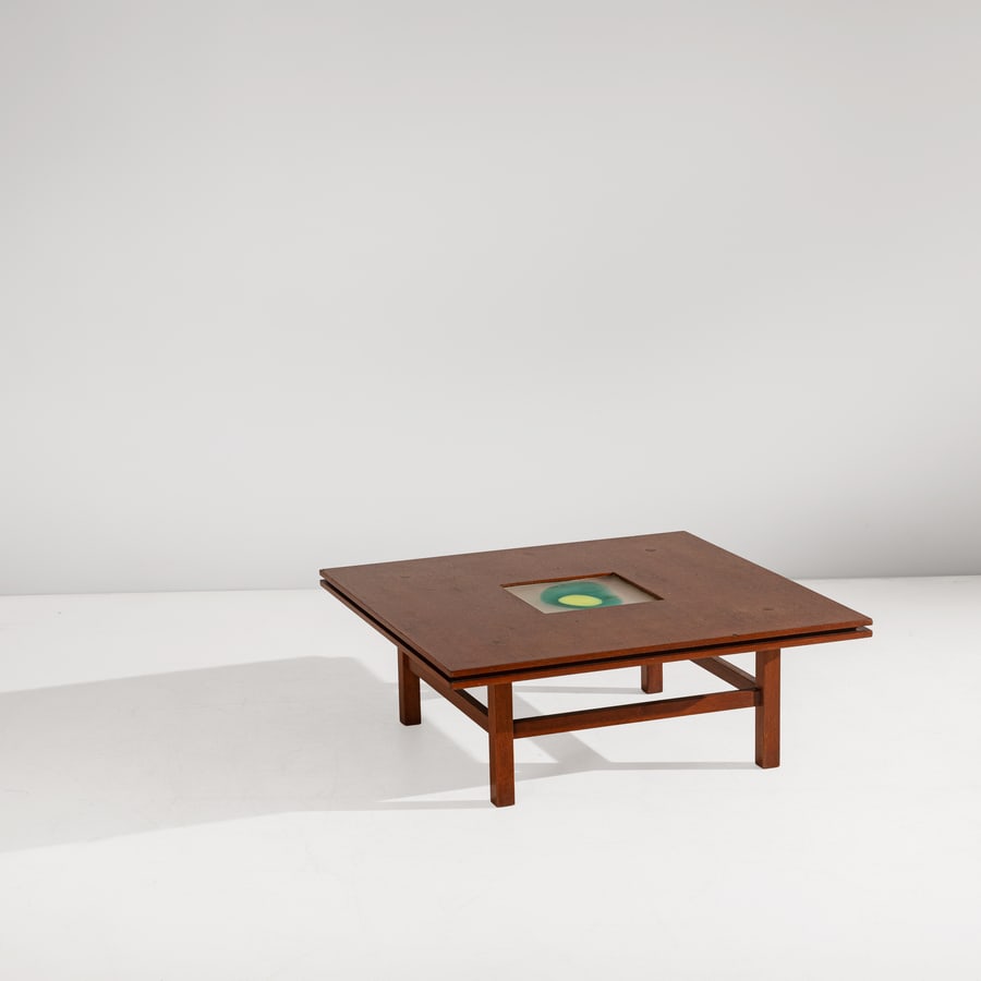 CASSINA: Tavolino da centro. Legno, vetro. Produzione Cassina anni '60. cm 30x80x80 A LOE TABLE BY CASSINA Buone condizioni generali. Piccole righe, leggeri graffi, normali segni di usura. Piccole mancanze. Qu