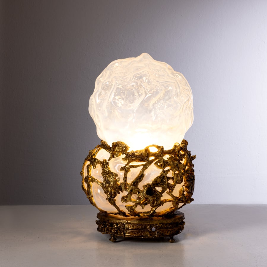 ANGELO BROTTO (ATTRIB. A): Lampada da tavolo. Bronzo dorato, vetro stampato. Produzione Esperia anni '60. cm 37x27,5 A TABLE LAMP ATTRIBUTED TO A. BROTTO Buone condizioni generali. Piccole righe, leggeri graffi, normali segni d