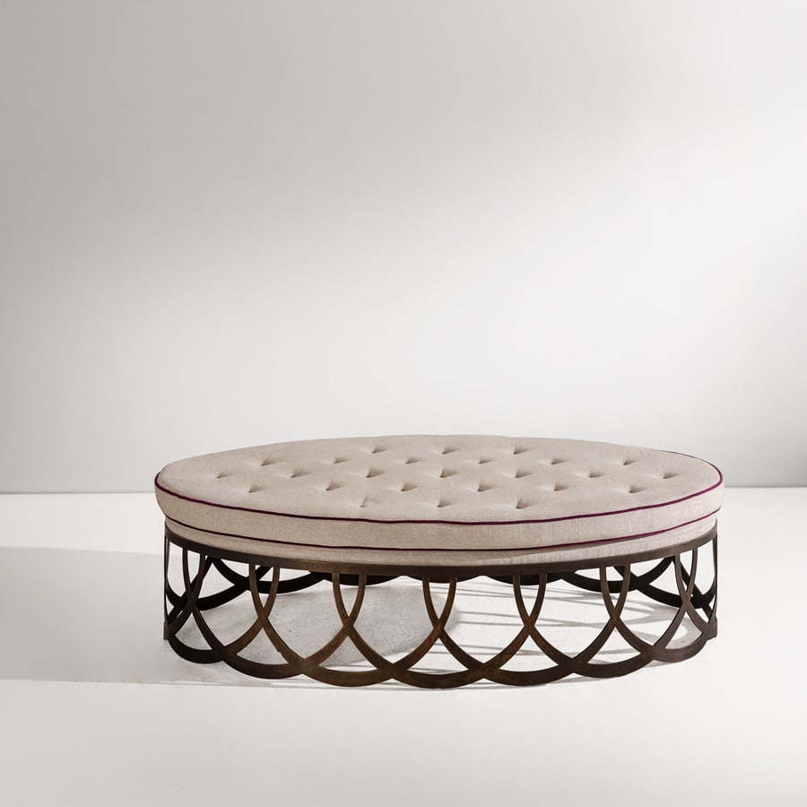 MANIFATTURA ITALIANA: Panchetto. Ottone, tessuto imbottito. Italia XX secolo. cm 43x158x83 AN ITALIAN BENCH Buone condizioni generali. Piccole righe, leggeri graffi, normali segni di usura. Piccole mancanze. Ottone in