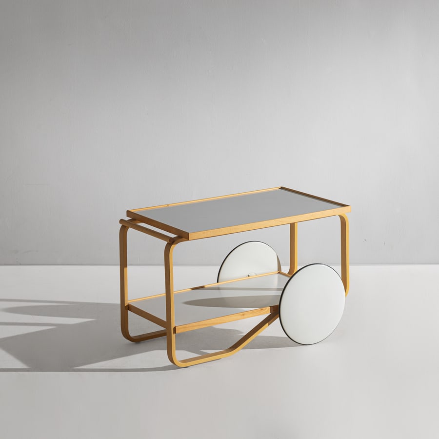 ALVAR AALTO: Carrello porta vivande mod. 901. Legno di betulla naturale, laminato, gomma. Produzione Artek anni '70. cm 55,5x89,5x50,5 A TROLLEY BY A. AALTO T. Keinanen, P. Korvenmaa, K. Mikonranta, A.
