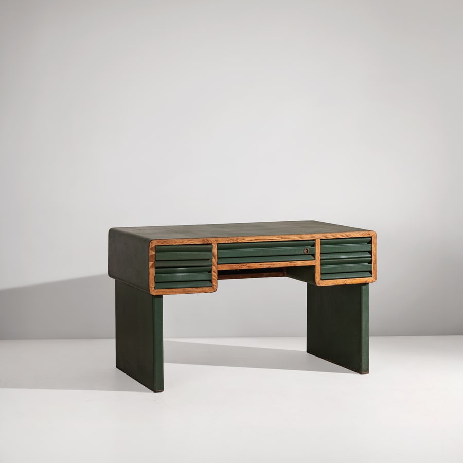 ENRICO & MAURO BELLOTTI: Scrivania. Legno di rovere, vinilpelle. Produzione Bellotti, Baralassina, Milano anni '50. cm 78x130x75 A DESK BY E. M. BELLOTTI Buone condizioni generali. Righe, graffi, normali segni di usura.