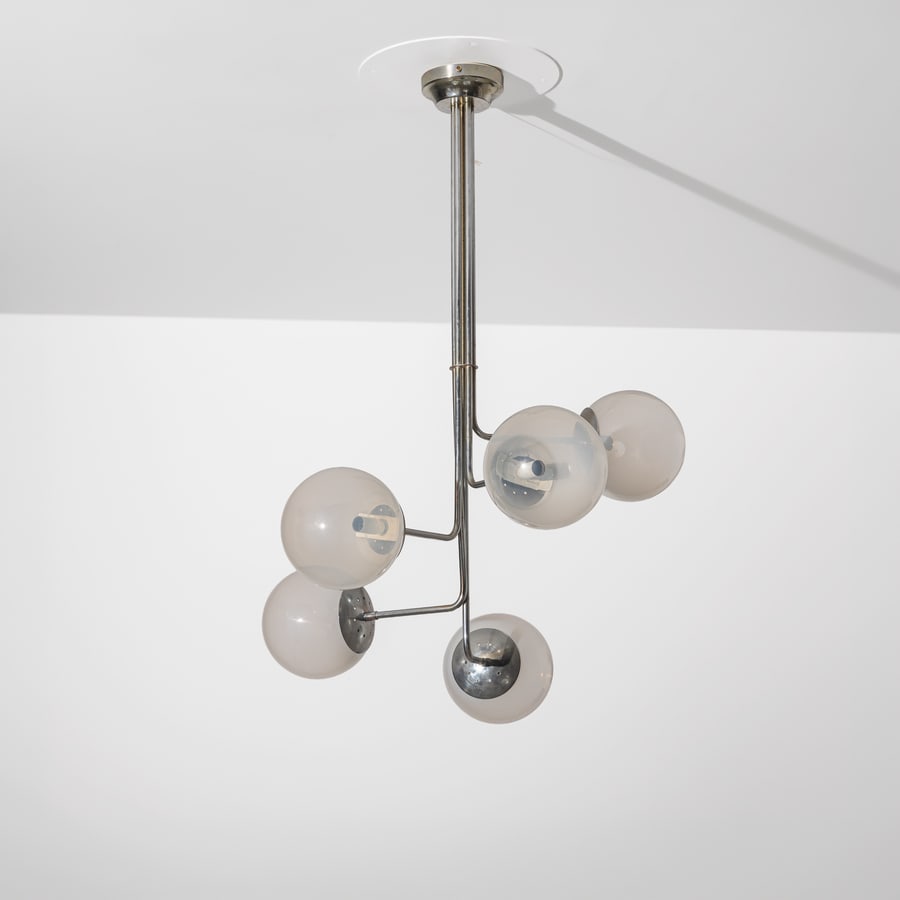 ANGELO MANGIAROTTI: Lampada a sospensione a cinque luci. Metallo cromato, vetro. Produzione Candle, Italia, anni '70. cm 115x70x70 A CEILING LAMP BY A. MANGIAROTTI Catalogo Candle, 1972, p.53. Buone condizioni generali. 