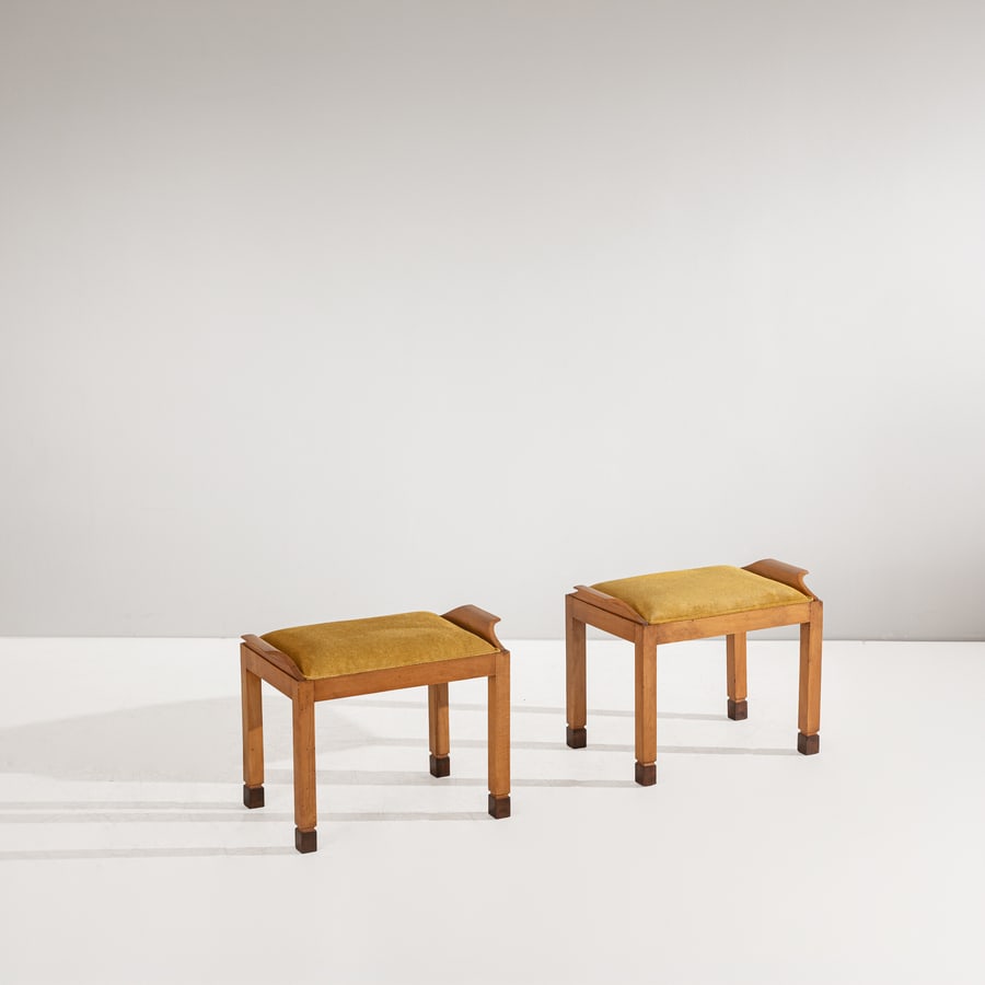 MANIFATTURA ITALIANA: Due sgabelli Deco. Legno impiallacciato in radica, tessuto imbottito. Italia anni '30. cm 46x62x38 A PAIR OF ITALIAN STOOLS Buone condizioni generali. Piccole righe, leggeri graffi, normali segni
