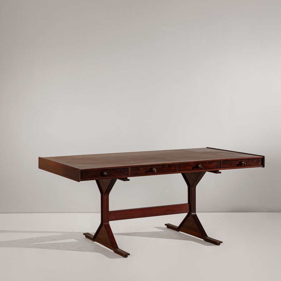 GIANFRANCO FRATTINI: Scrivania modello mod. 530-5. Legno esotico, legno impiallacciato in legno di noce. Produzione Bernini, 1961. cm 72x170x84 A DESK BY G. FRATTINI Domus n.378, maggio 1961, pubblicità; Domus n.389,