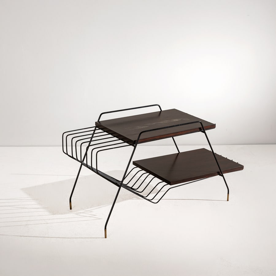 MANIFATTURA ITALIANA: Portariviste. Metallo verniciato, legno, ottone, laminato. Produzione Home. cm 50x90x40 AN ITALIAN MAGAZINE RACK Buone condizioni generali. Piccole righe, leggeri graffi, segni d'usura. Piccole mancan