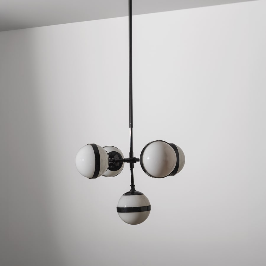 VISTORI: Lampada a sospensione mod. Peggy. Metallo verniciato, vetro soffiato. Italia anni '90. cm 170x90x70 A CEILING LAMP BY VISTOSI Buone condizioni generali. Piccole righe, leggeri graffi, normali segni di