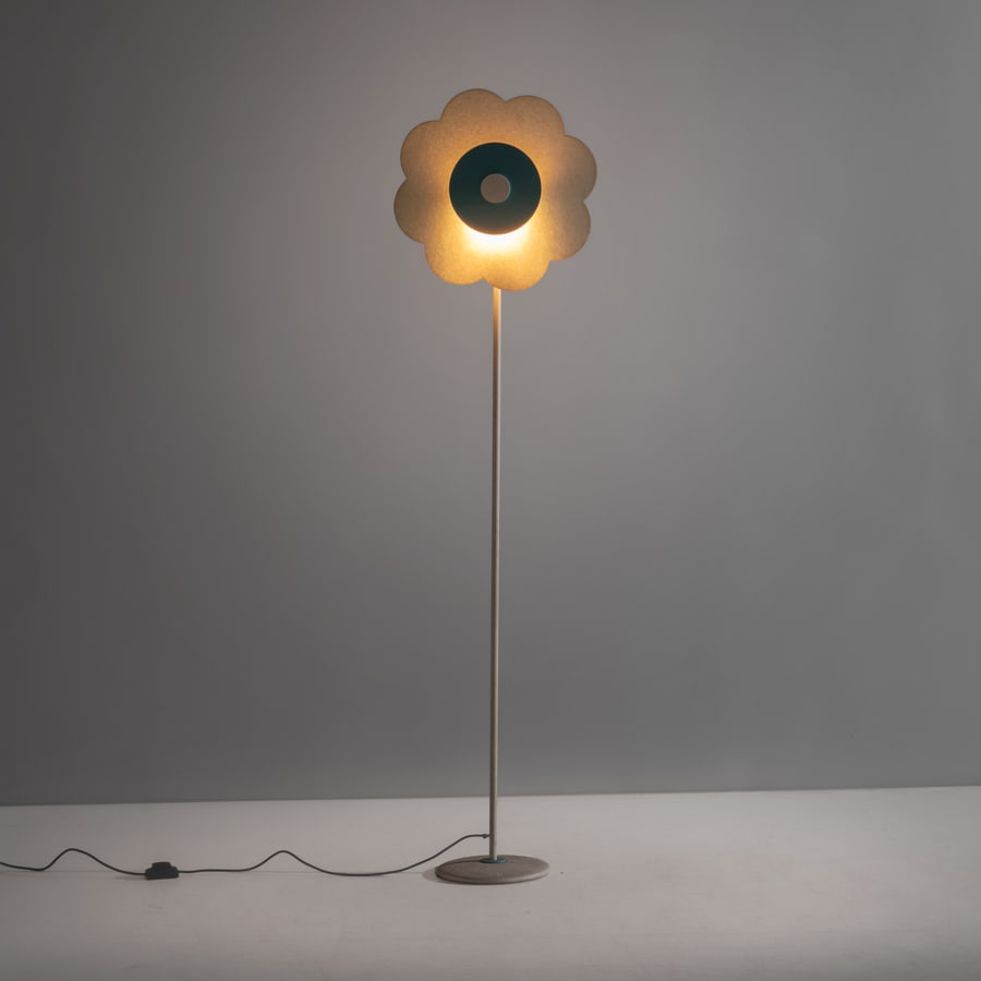 MANIFATTURA ITALIANA: Lampada da terra. Metallo goffrato e verniciato, carta diffusore. Italia anni '70. cm 173x45x25 AN ITALIAN FLOOR LAMP Buone condizioni generali. Piccole righe, leggeri graffi, normali segni di usura.