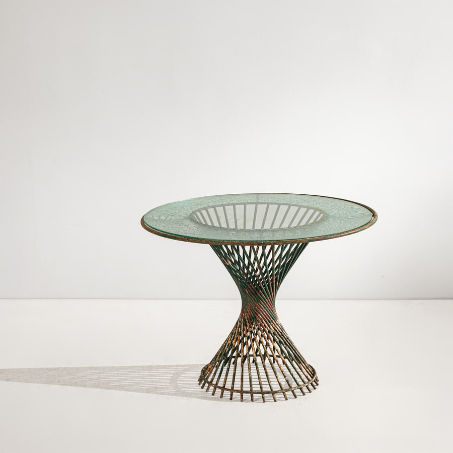 MATHIEU MATEGOT: Tavolo. Tondino di acciaio verniciato, vetro parzialmente givrettato floreale. cm 76x100x100 A TABLE BY M. MATEGOT P. Jousse, C. Mondineau, Mathieu Matégot, p. 149. Discrete condizioni generali. 
