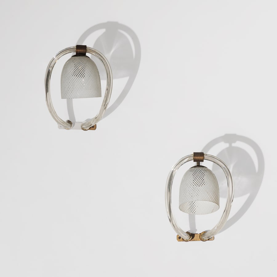 MANIFATTURA MURANESE: Coppia di lampade da parete. Ottone, vetro lavorato a clado, vetro reticello. Italia anni '40. cm 18x20x38 A PAIR OF MURANO GLASS WALL LIGHTS Buone condizioni generali. Piccole righe, leggeri graffi, 