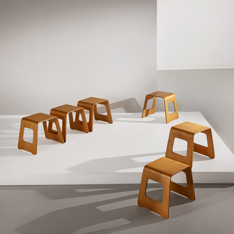 LISA NORIDER: Sei sgabelli mod. Benjamin. Compensato curvato e impiallacciato in legno di frassino. Ikea 1999 ca. cm 46x53x41 SIX STOOLS BY L. NORIDER Buone condizioni generali. Piccole righe, leggeri graffi, norma