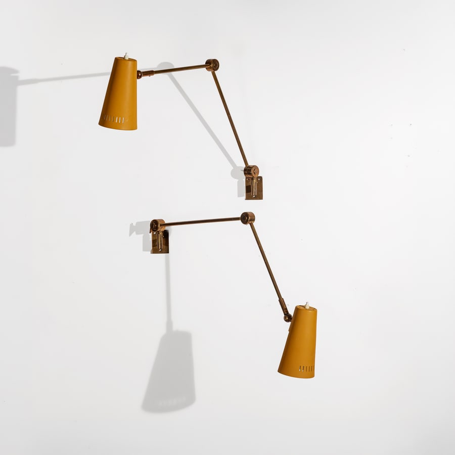 STILNOVO: Coppia di lampade da parete. Ottone, alluminio verniciato. Produzione Stilnovo anni '50. Marchio impresso. cm 86x10 A PAIR OF WALL LIGHTS BY STILONOVO Buone condizioni generali. Piccole righe, leggeri