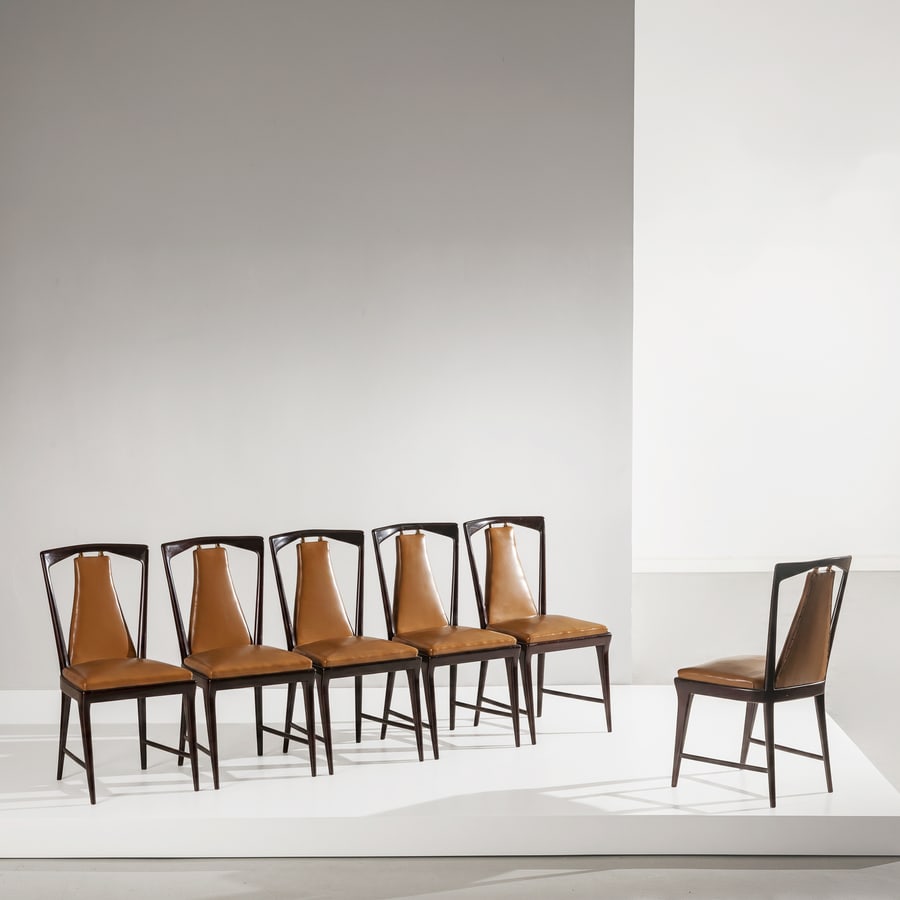 OSVALDO BORSANI: Sei sedie. Legno, ottone, vinilpelle imbottita. Italia anni '50. cm 93x45x53 SIX CHAIRS BY O. BORSANI Buone condizioni generali. Piccole righe, leggeri graffi, normali segni dovuti all'uso quotidiano.