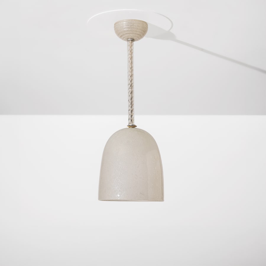 ARCHIMEDE SEGUSO: Lampada a sospensione. Metallo, vetro di Murano lavorato. Produzione Seguso Vetri d' Arte anni '50. cm 75x27x27 A CEILING LAMP BY A. SEGUSO Buone condizioni generali. Piccole righe, leggeri graffi, no