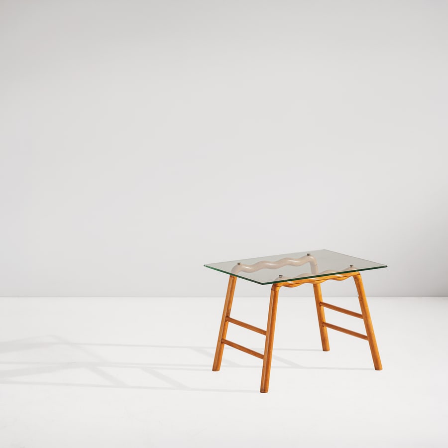 MANIFATTURA ITALIANA: Tavolino. Legno di ciliegio, cristallo molato. Italia, anni '50. cm 42x59x42 AN ITALIAN LOW TABLE Buone condizioni. Piccoli graffi e ammaccature nel legno.Cristallo con presenza di piccoli graffi. Par