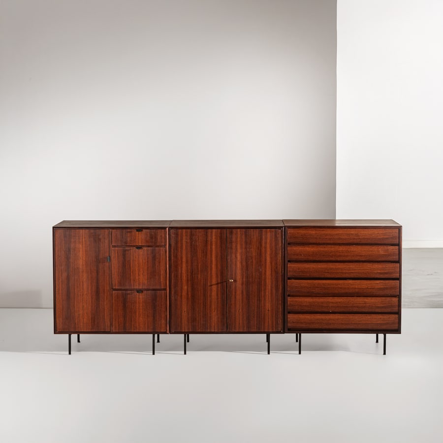 OSVALDO BORSANI (ATTRIB. A): Credenza modulare. Legno impiallacciato in legno esotico, metallo verniciato. Italia anni '50. cm 90,5x240x45 A MODULAR SIDEBOARD ATTRIBUTED TO O. BORSANI Buone condizioni generali. Piccole righe, leg