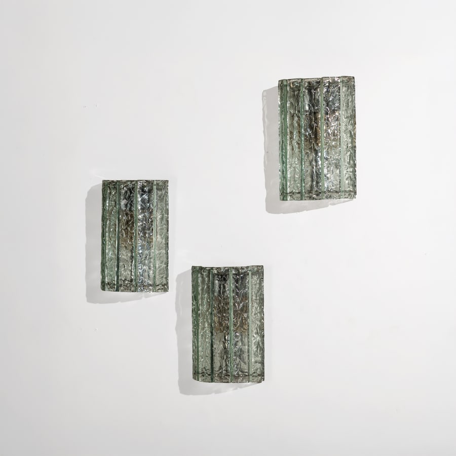 FONTANA ARTE: Tre lampade da parete. Metallo cromato, cristallo scalpellato. Produzione Fontana Arte anni '60. cm 27x20x10 THREE WALL LIGHTS BY FONTANA ARTE Buone condizioni generali. Piccole righe, leggeri graffi,