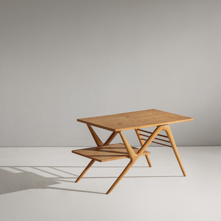 MANIFATTURA ITALIANA: Tavolino. Legno di acero. Italia anni '50. cm 50x88x40 AN ITALIAN SIDE TABLE Buone condizioni generali. Righe, graffi, piccole mancanze all'impiallacciatura. Aloni, incastri eventualmente da riconsoli