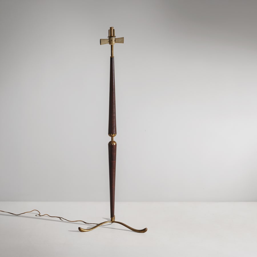 STILNOVO: Lampada da terra. Ottone, legno tinto, alluminio verniciato. Italia anni '40. cm 166x57x57 A FLOOR LAMP BY STILNOVO Condizioni molto buone. Righe, segni di usura. Lieve ossidazione. Manca il diffusore