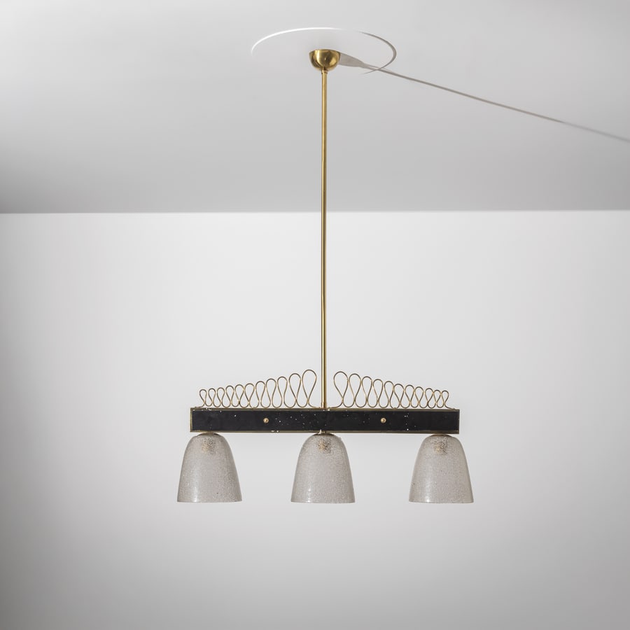 MANIFATTURA ITALIANA: Lampada a sospensione. Vetro opalino, ottone, vetro lavorato a caldo. Italia anni '40. cm 115x75x18 AN ITALIAN CEILING LAMP Buone condizioni generali. Piccole righe, leggeri graffi, normali segni di u