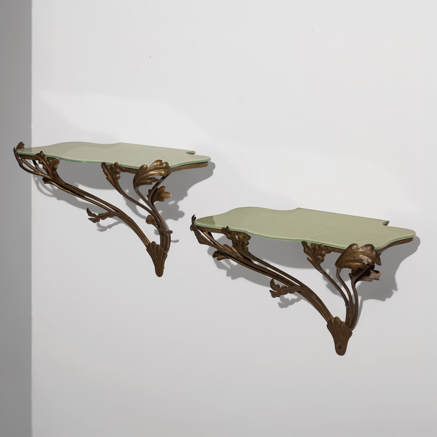 MANIFATTURA ITALIANA: Coppia di comodini sospesi. Ferro dorato, vetro molato e colorato. Italia anni '70. cm 32x47x26,5 ca A PAIR OF ITALIAN BEDSIDE TABLES Buone condizioni generali. Piccole righe, leggeri graffi, normali 
