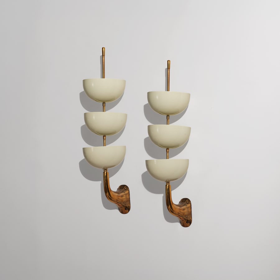 MANIFATTURA ITALIANA: Due lampade da parete. Fusione di metallo doratam alluminio verniciato. Italia XXI secolo cm 70x18x20 A PAIR OF XXI CENTURY WALL LIGHTS Buone condizioni generali. Piccole righe, leggeri graffi, normal