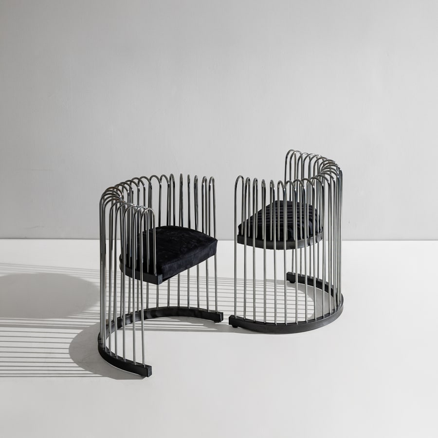 MANIFATTURA ITALIANA: Coppia di poltroncine. Metallo verniciato, metallo cromato, tessuto imbottito. Italia anni '80. cm 73x65x42 A PAIR OF ITALIAN CHAIRS Buone condizioni generali. Piccole righe, leggeri graffi, normali s