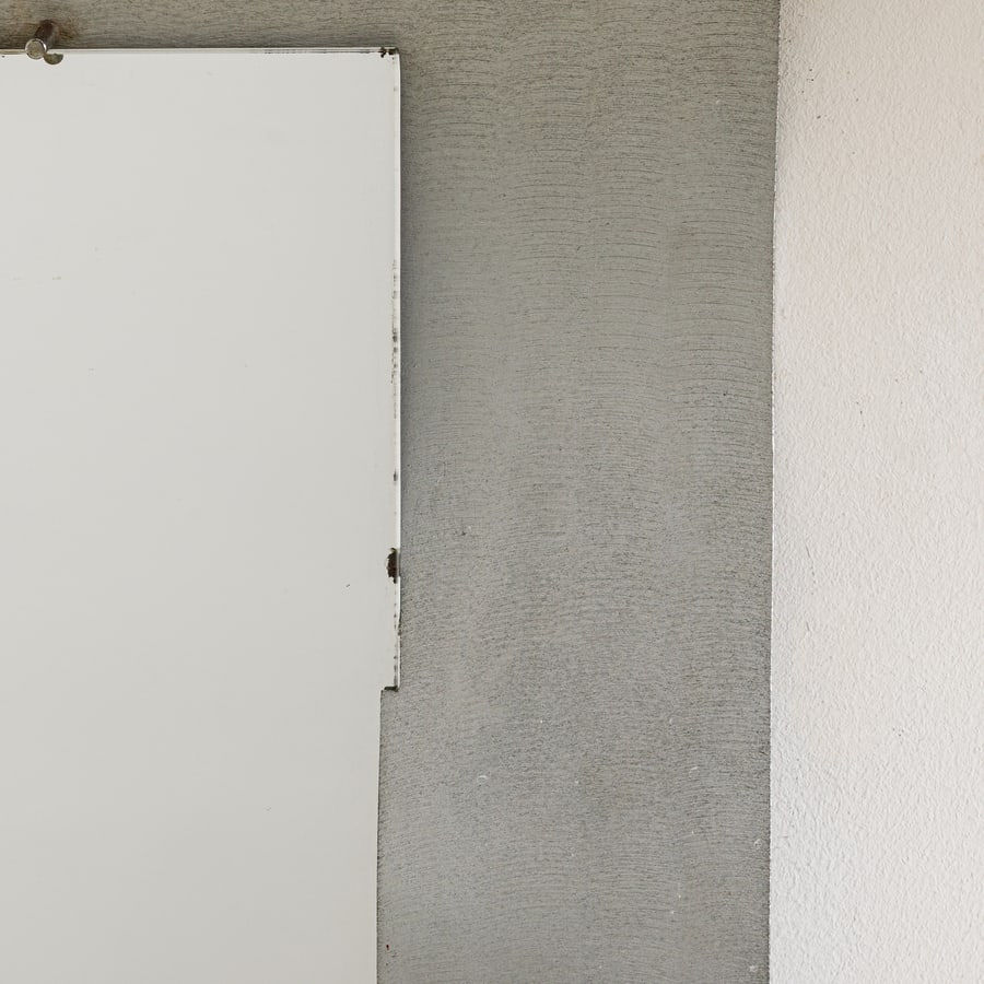 LORENZO BURCHIELLARO: Specchio. Alluminio pressofuso ed inciso. Italia anni '70. Firma dell'artista impressa. cm 150x60x8 A MIRROR BY L. BURCHIELLARO. Buone condizioni . Piccole righe, leggeri graffi e normali segni di usu