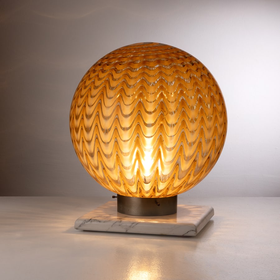 LODOVICO DIAZ DE SANTILLANA (ATTRIB. A): Lampada da tavolo. Marmo, ottone nichelato, vetro soffiato. Italia anni '70. cm 50x40x40 A TABLE LAMP ATTRIBUTED TO L. DIAZ DE SANTILLANA Buone condizioni generali. Piccole righe, leggeri graffi, norm