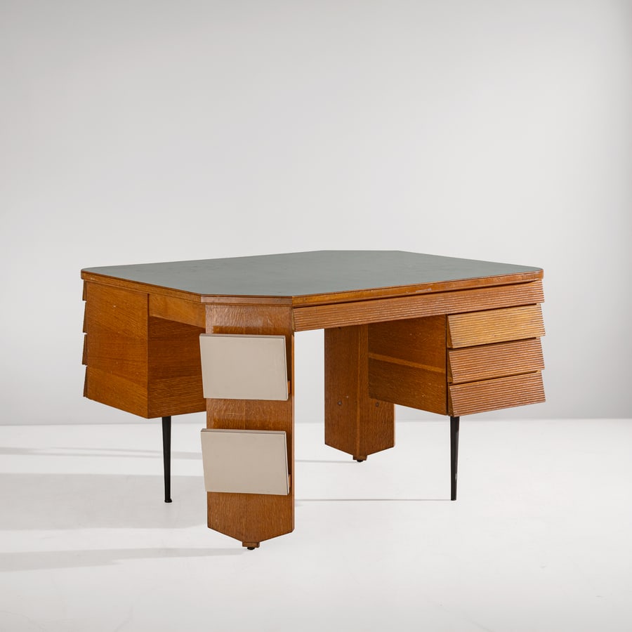 MANIFATTURA ITALIANA: Scrivania da centro. Legno, metallo verniciato, formica, ottone. Italia anni '50. cm 79x123z101 AN ITALIAN CENTER DESK Discrete condizioni generali. Piccole righe, leggeri graffi, normali segni di usu