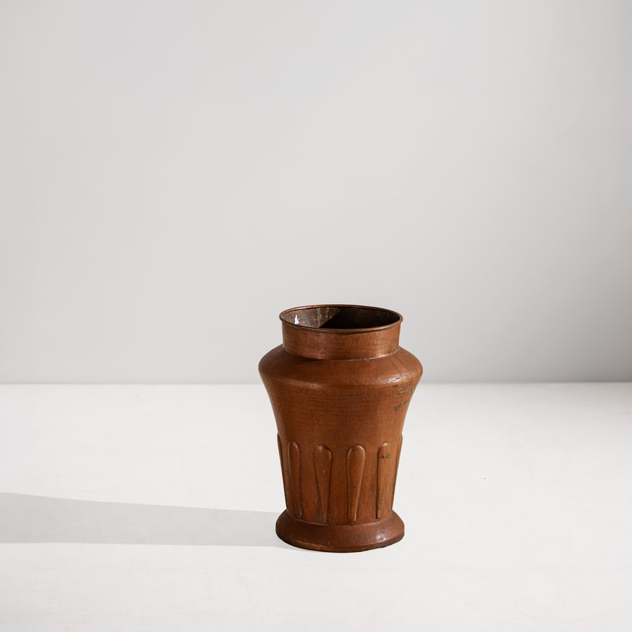 NINO FERRARI (ATTRIB. A): Portaombrelli. Rame lavorato. Italia anni '40. cm 49x34x34 ca AN UMBRELLA STAND ATTRIBUTED TO N. FERRARI Buone condizioni generali. Piccole righe, leggeri graffi, normali segni di usura. Rame in patin