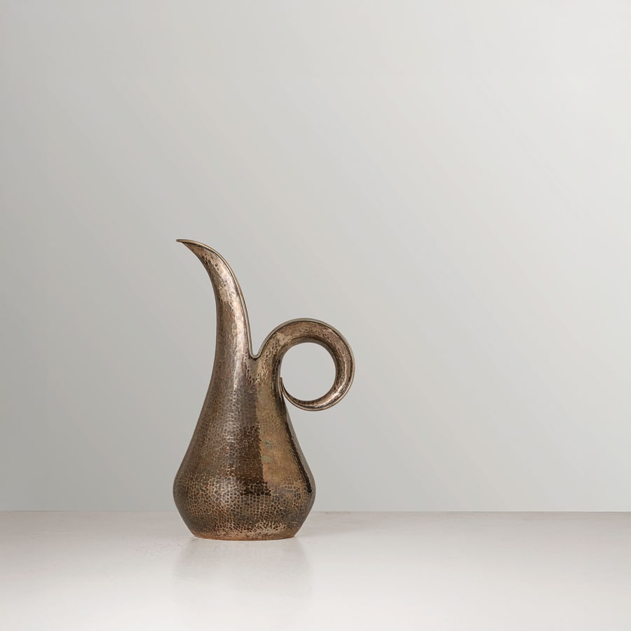 MANIFATTURA ITALIANA: Versatoio. Argento martellato, argento lavorato. Italia, anni '30. Marchio 800 e monogramma impressi. cm 29,5x15 AN ITALIAN SILVER JUG Buone condizioni generali. Piccole righe, leggeri graffi, normali