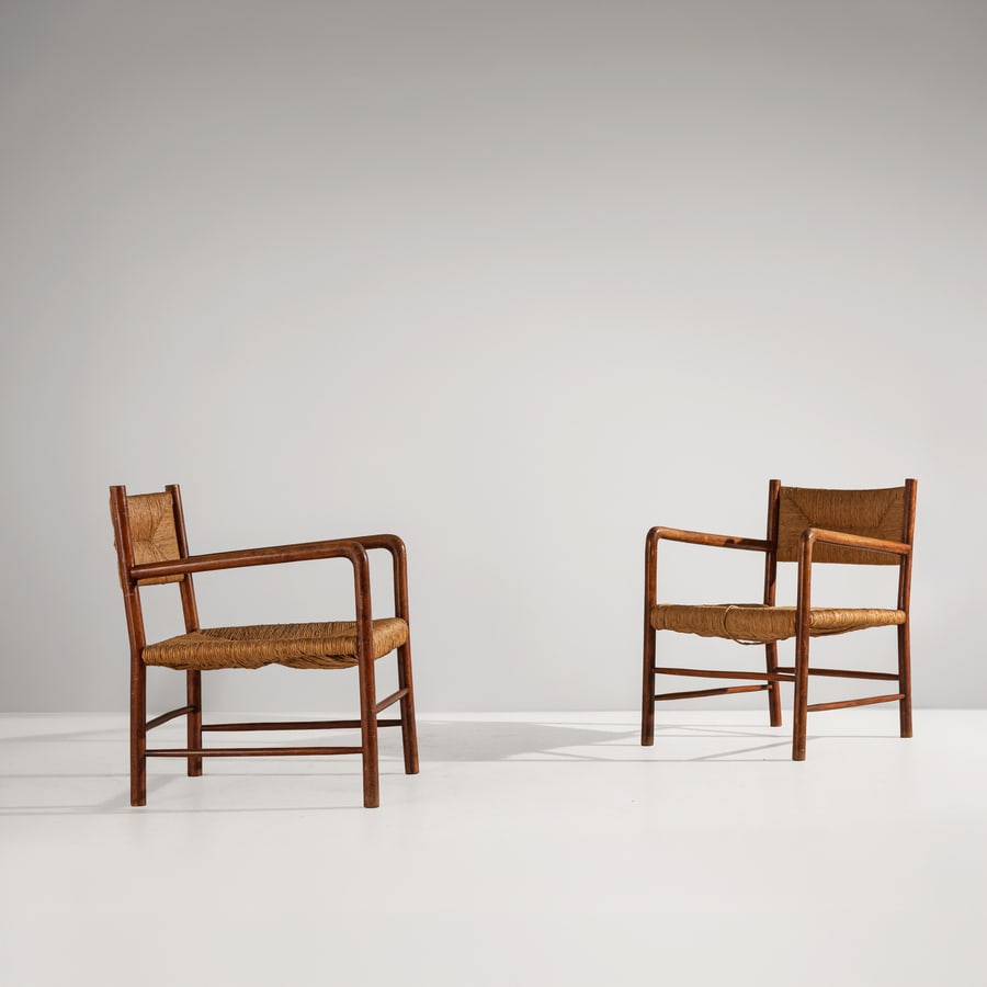EMANUELE RAMBALDI: Coppia di poltroncine. Legno di faggio curvato, corda di canapa intrecciata. Produzione Chiappe, Chiavari, anni '30. cm 73x56x63 A PAIR OF ARMCHAIRS BY E. RAMBALDI Discrete condizioni generali. Righe,