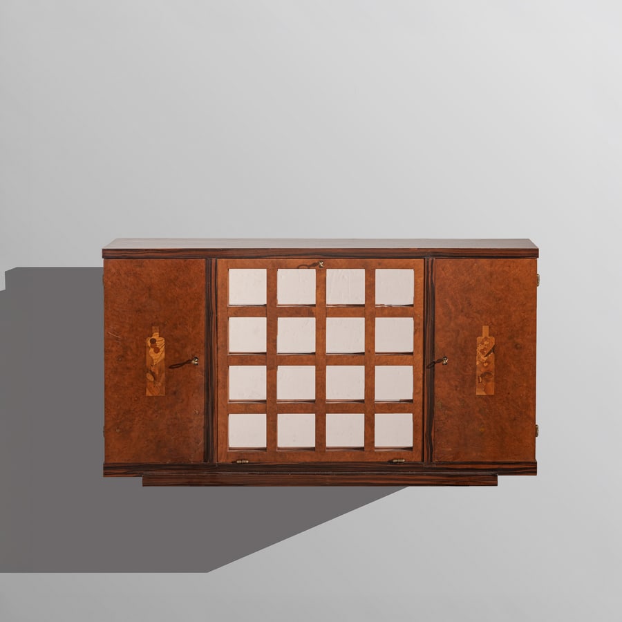 MANIFATTURA ITALIANA: Mobile bar pensile. Legno rivestito in radica, intarsi in legni di pregio, cristallo colorato e molato, ottone. Italia anni '40. cm 59x105x30 AN ITALIAN HANGING BAR CABINET. Buone condizioni
