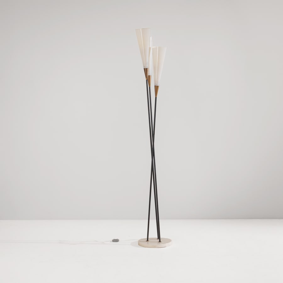 OLUCE (ATTRIB. A): Lampada da terra. Marmo, metallo verniciato, ottone, perspex opalino. Italia anni '50. cm 186x30x30 A FLOOR LAMP ATTRIBUTED TO OLUCE Buone condizioni generali. Piccole righe, leggeri graffi, normali