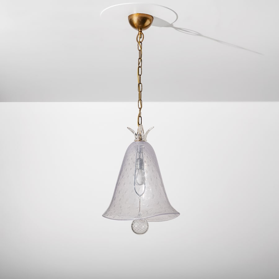 BAROVIER: Lampada a sospensione. Vetro bulicante lavorato a caldo, ottone, metallo cromato. Produzione Barovier & Toso anni '80. cm 104x40x25 ca A CEILING LAMP BY BAROVIER Buone condizioni generali. Piccole