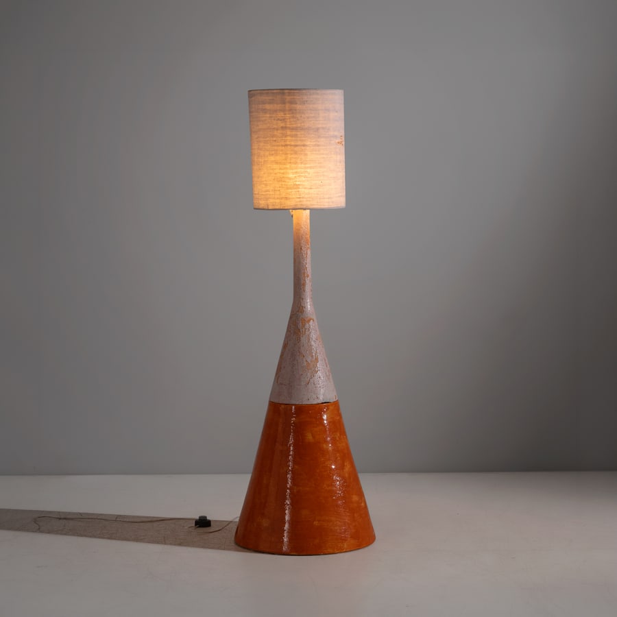 BARDELLI PERUGIA: Lampada da terra. Ceramica e terracotta colorati. Italia anni '80; '90. cm 130x55x55 ca A FLOOR LAMP BY BARDELLI Buone condizioni generali. Piccole righe, leggeri graffi, normali segni di usura.