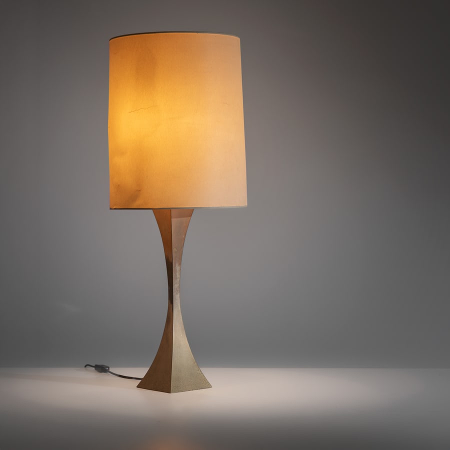 MONTAGNA GRILLO & TONELLO: Lampada da tavolo. Ottone nichelato, tessuto. Produzione High Society, anni '70. con paralume cm 97x36x36 A TABLE LAMP BY MONTAGNA GRILLO & TONELLO Discrete condizioni generali. Righe, graffi, normali