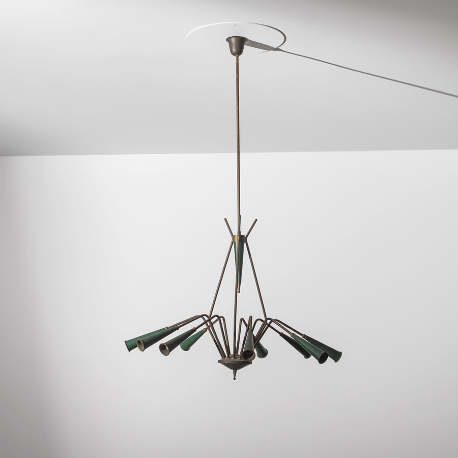 OSCAR TORLASCO: Lampada a sospensione a dodici luci. Ottone, metallo laccato. Produzione Lumi, Italia, anni '60. cm 130x77x77 A CEILING LAMP BY O. TORLASCO Buone condizioni generali. Piccole righe, leggeri graffi,