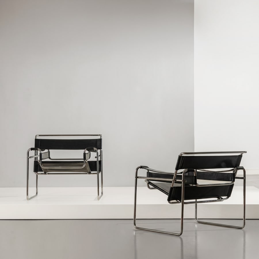 MARCEL BREUER: Coppia di sedie mod. Wassily. Tubolare metallico cromato, pelle. Produzione Knoll International, anni '70. cm 73x78x68 A PAIR OF ARMCHAIRS BY M. BREUER M. Droste, M Ludewig, Bauhaus Archiv, Marcel