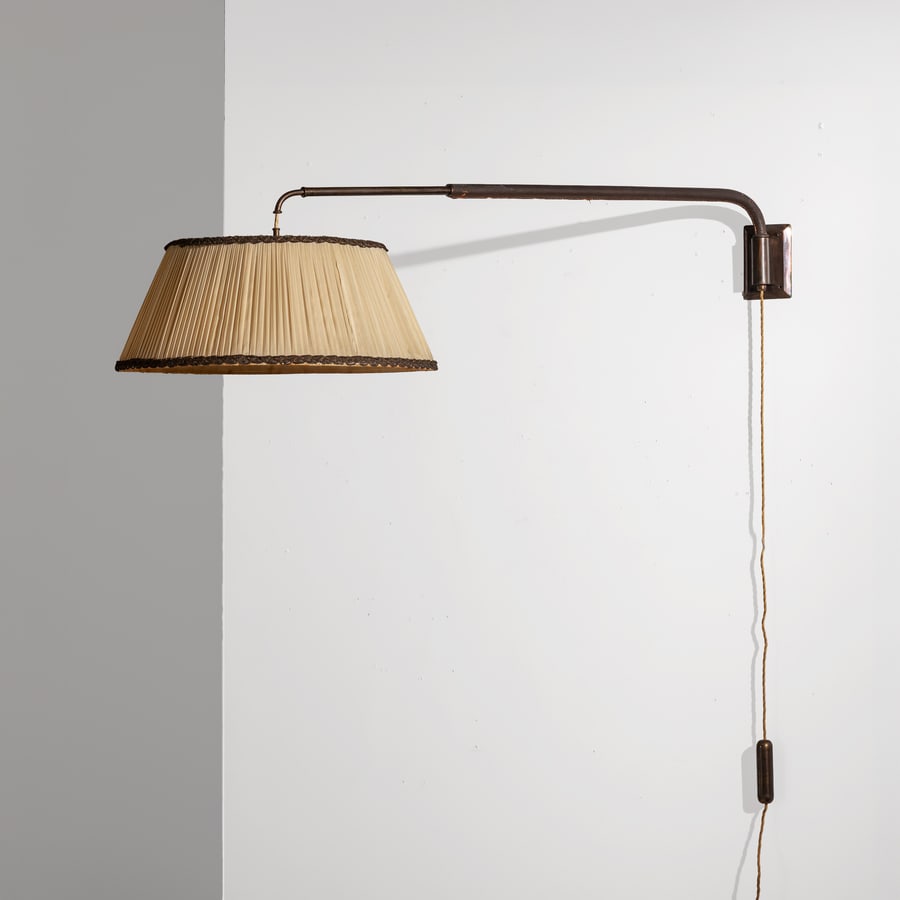 MANIFATTURA ITALIANA: Lampada estensibile da parete. Ottone, vinilpelle. Italia, anni '60. senza paralume cm 9x120 massima estensione AN ITALIAN WALL LAMP Buone condizioni generali. Piccole righe, leggeri graffi, normali