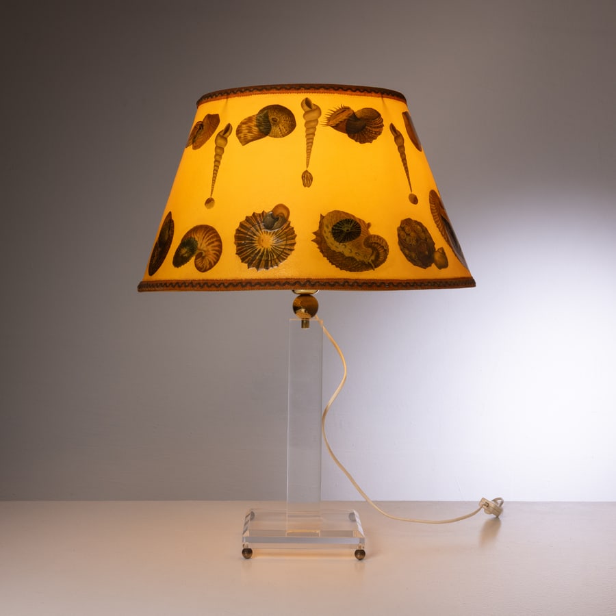MANIFATTURA ITALIANA: Lampada da tavolo. Plexiglass, ottone, cartone serigrafato, passamaneria. Anni '80. Altezza con paralume cm 68 x base cm 18x18 AN ITALIAN TABLE LAMP Buone condizioni. Righe, segni di usura, lieve