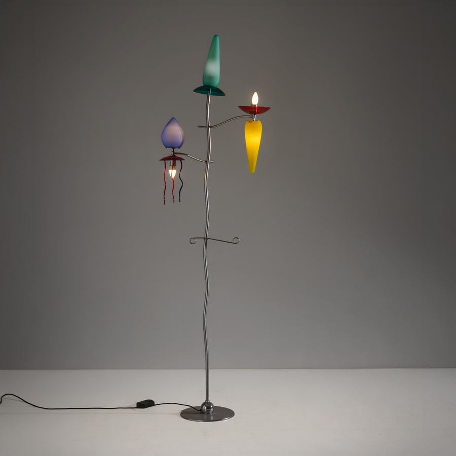 ANDREA ANASTASIO: Lampada da terra. Metallo, vetri colorati satinati ed incamiciati. Produzione Artemide anni '90. cm 210x65x35 ca. A FLOOR LAMP BY A. ANASTASIO Condizioni buone. Righe, segni di usura. Lieve